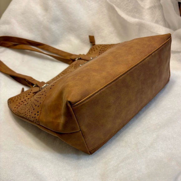 Stone Mountain Nubuck Perforated Tote EUC - Picture 7 of 11